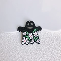 Dettaglio del ciondolo a fantasma nero glitterato con fiori per la creazione di gioielli DIY - Fantasma Nero con Brillantini (16)