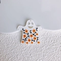 Dettaglio del ciondolo fantasma in acrilico con motivo floreale arancione e viso traforato - Fantasma Floreale Bianco (17)