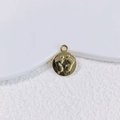 Detail van een gouden bedeltje met babyvoetafdruk voor DIY-kettingen en armbanden maken - Goud (KP5917)