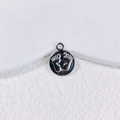 Macro-opname van de zilveren ronde legering hanger met babyvoetafdruk voor DIY-sieraden - Zilver (KP5917)