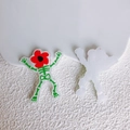Dettaglio macro del ciondolo a forma di fiore scheletro in acrilico per gioielli fai-da-te - Scheletro Verde Testa di Fiore Rosso (22)
