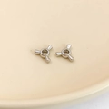 Makroaufnahme silberner dreizackiger Metallperlen für DIY-Schmuckherstellung - Groß / Weiß K/Silber