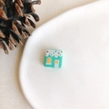 Primer plano de una cuenta de casa de Navidad verde menta con techo nevado en plato - Estilo Cuadrado Casa de Nieve Verde Menta (4#)