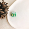 Détail d'une perle carrée verte maison de Noël avec toit enneigé sur plateau en céramique - Style Carré Maison de Dessin Animé Vert (6#)