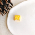 Détail macro d'une perle de Noël carrée jaune avec motifs église d'hiver et flocons de neige - Style Carré Scène d'Hiver Jaune Vif (7#)