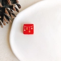 Vue macro de perles de Noël carrées rouges avec motifs d'étoiles dorées pour DIY - Style Carré Décor Festif Rouge (8#)