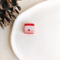 Gros plan d'une perle carrée en résine rouge avec motifs blancs pour bijoux festifs DIY - Style Carré Motif de Vagues Rouge (10#)