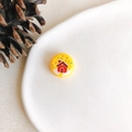 Détail macro d'une perle en silicone jaune avec motif de maison en pain d'épices DIY - Style Rond Motif Maison en Pain d'Épices Jaune Vif (14#)