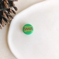 Vue détaillée d'une perle verte avec motif zigzag rouge pour décorations de Noël DIY - Style Rond Vagues Ethniques Vert Vif (15#)