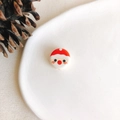Gros plan d'une perle ronde Père Noël sur un plateau blanc avec décor festif - Style Rond Père Noël Rouge (16#)