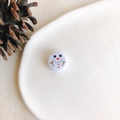 Détail d'une perle ronde blanche arborant un motif de bonhomme de neige et points colorés - Style Rond Motif de Bonhomme de Neige Chibi Blanc (17#)
