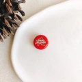 Gros plan d'une perle de Noël rouge avec sapin vert et texte Merry Christmas festif - Style Rond Rouge Merry Christmas (18#)