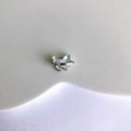 Détail macro d'une bague papillon argentée avec ailes en résine bleu clair et croix - Argent Papillon Blanc
