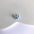 Détail d'un pendentif papillon en résine bleu clair avec cadre en alliage argenté - Argent Papillon Bleu