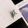 Makroaufnahme: Gotischer Silber-Anhänger mit Flügeln und blauem Augen-Stein - Hellblaues Auge