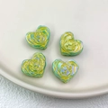 Macro-opname van kleurrijke hartkralen met rozenpatroon voor DIY-sieraden maken - Kleurrijk Meer Groen
