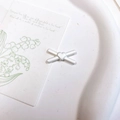 Dettaglio del fermaglio per capelli a X argento opaco con cuore su vassoio bianco - Forma X a Cuore (kp6107) / Fiocco a Cuore Argento Opaco