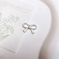 Gros plan d'une perle nœud argenté en alliage mat pour la création de bijoux DIY - Nœud Argent Mat
