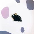 Detalle de pin de esmalte de conejo negro con toques dorados sobre fondo con patrones - Conejo (2#)