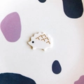 Detalle de un lindo accesorio de erizo de acrílico blanco con patrones dorados y ojos negros - Erizo (4#)