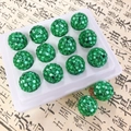 Vue détaillée de perles de cristal vert à facettes sur un plateau de présentation blanc - Style Laser Disco Rond / 16mm / Vert