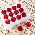 Détail macro de perles en argile rouge facettées avec une finition étincelante - Perle Ronde Laser Disco 16mm / Rouge