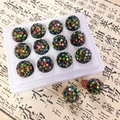 Gros plan de perles disco mosaïques colorées avec paillettes brillantes pour bijoux DIY - Perle Ronde Laser Disco 16mm / Arc-en-ciel