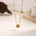 Elegante 3D Kamelien Halskette in Gold aus Titanstahl auf minimalistischem Steinhintergrund - 3D Kamelien-Halskette - Gold (81660)