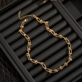 Punk-Stil goldene Knotenkette aus Titanstahl auf einem schwarzen Schmuckdisplay - Dornenkette Halskette (8882) / Gold