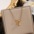 Elegante gouden strik lelietje-van-dalen ketting op vintage sieradendoosje - Goud