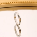 Detail eines facettierten Silberrings mit lichtreflektierender Oberfläche - US 5 / Silber