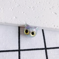 Détail macro du pendentif chat DIY avec finition violette irisée et grands yeux jaunes - Violet Irisé (1)