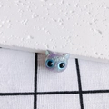 Vue macro de perles en forme de chat colorées pour bijoux DIY avec fini métallisé - Bleu Irisé (2)