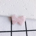 Détail macro d'une perle nœud rose irisé avec paillettes pour la création de bijoux DIY - Rose Irisé