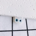 Détail macro d'un charme chat avec yeux bleus et texture soyeuse effet perle blanche - Blanc Cassé Oeil Bleu (4)
