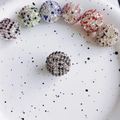Makroansicht bunter Disco-Perlen mit Strasssteinen auf weißem Teller für DIY-Schmuck - Lila Schwarz Mix (1#)