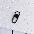 Détail d'un fermoir mousqueton en métal noir avec anneau pivotant pour porte-clés DIY - Noir (7#)