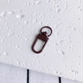 Détail du fermoir mousqueton rouge foncé avec finition laquée sur surface texturée - Rouge Vin (11#)
