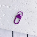 Gros plan d'un fermoir mousqueton rotatif en émail violet pour la création de bijoux DIY - Violet (15#)