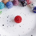 Makroaufnahme einer roten 10mm Kristall-Discokugel-Perle für DIY-Schmuckherstellung - 1#Rot