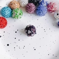 Makro-Detail von Disco-Kugel-Perlen mit bunten Strasssteinen für DIY-Schmuckherstellung - 4# Violett Schwarz