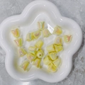 Perle a tulipano in acrilico giallo iris con rivestimento iridescente per gioielli - Perlina a Forma di Tulipano Giallo Chiaro Cangiante (A102#)
