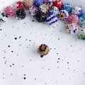 Makroaufnahme von 10mm Shamballa-Perlen aus Ton mit funkelnden bunten Strasssteinen - Stil 1 / 10mm
