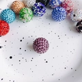 Makroaufnahme einer lila Shamballa-Perle mit Kristallen und großem Fädelloch - Rosa Violett