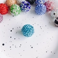 Nahaufnahme von bunten glitzernden Kristall-Diskokugel-Perlen für DIY-Schmuckherstellung - Hellblau