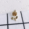 Primer plano de colgante de rosa dorada con brillo metálico y anillo de suspensión fijo - Estilo Dorado (1#)