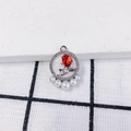 Detailansicht des Rosenanhängers mit rotem Edelstein, Pavé-Diamanten und fünf weißen Perlen - Silberrahmen Weiße Basis Rosenstil