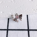 Nahaufnahme eines silbernen Schleifenanhängers mit rosa Zirkon für DIY-Schmuckdesign - Silberne Schleife mit rosa Stein (6#)