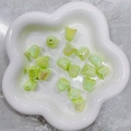 Perle mughetto traslucide con finitura cangiante in un vassoio di ceramica - Perlina Perlata Cangiante a Mughetto/Tulipano (A106#)