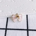 Detail eines rosa Schleifenanhängers mit Zirkonia-Inlay und vergoldetem Rand für DIY - Goldrahmen rosa Schleife (9#)